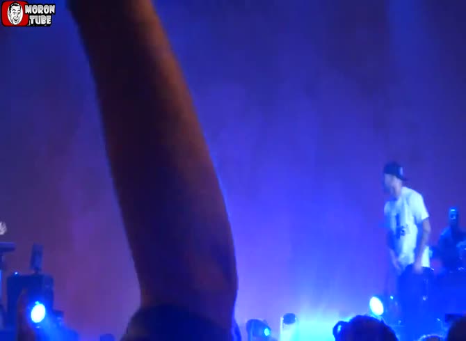 Video :At Bercy, Shym effortlessly blends in with the crowd, which is unable to keep up with her